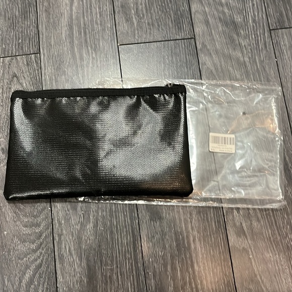 NWT Fireproof zip bag - Picture 6 of 6